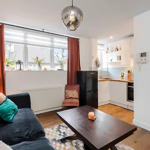 https://the-nook-tower-bridge-sleeps-4-with-free-wifi.brighton-hotels-england.com